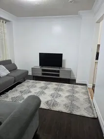 Cozy Home Minutes from Pearson Airport - Image 2