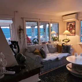 Cozy lakeside cottage with swimming and fishing - Image 4