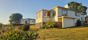 Cozy lakeside cottage with swimming and fishing - Image 2