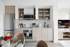 Chic 2BR Urban High-Rise Scenic City Views - Image 4