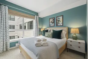 2BR 2BA Pacific Pine Retreat Capitol Hill - Image 2