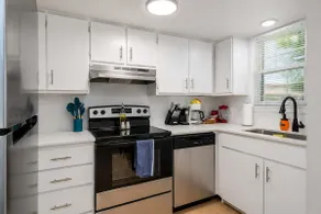 Spacious 2BR King Suite w Gym&Pool close to DT - Image 5
