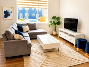 Luxury 4BR Calgary Home | Airport|Families Welcome - Image 4