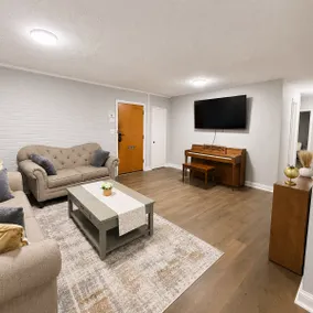 Light-Filled 3BR Home with Full Kitchen - Image 3