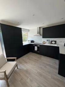 Modernised townhouse near Howbery Park - Image 3