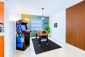 Miami Horizon | 12 PPL | Pool | Games|Top Location - Image 2