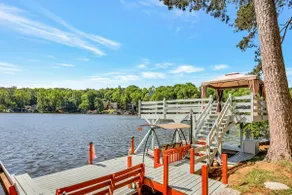Morning Mist Lake House - Image 2