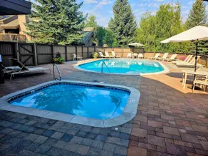 Snow Creek Comfort -2 Bedroom + Loft -outdoor pool - Image 5