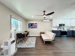 Charming Private 2BR suite w/parking - Image 2