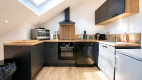 Bright, air-conditioned loft with unique character - Image 5