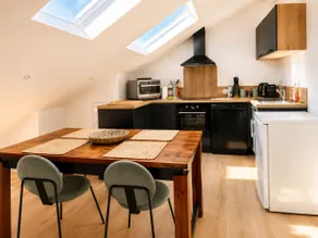 Bright, air-conditioned loft with unique character - Image 2