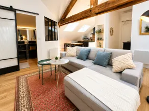 Bright, air-conditioned loft with unique character - Image 4