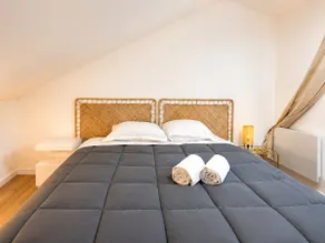 Bright, air-conditioned loft with unique character - Image 3