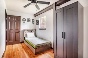 Private and cozy cabin near Downtown Waco - Image 5