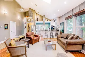 Quiet central home with enclosed yard, deck, grill, central AC, washer and dryer - Image 5