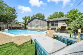 2 Adjacent Houses + Pool · Sleeps 22 · Group Stay - Image 2