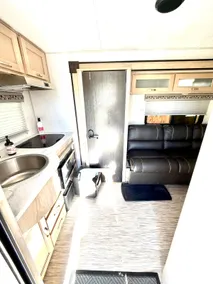 Quiet Peaceful R-Pod RV Near Airport in SW Seattle - Image 4