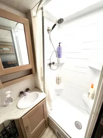 Quiet Peaceful R-Pod RV Near Airport in SW Seattle - Image 3