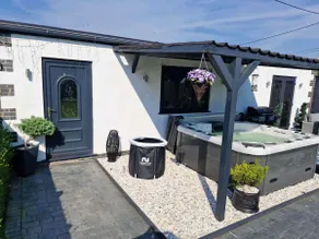 Gym - Hot tub - Sauna - Parking - - Sleeps 6 - Image 3