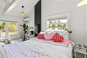 The Vaulted Suite Hot Tub, BBQ + Deck, Parking - Image 5