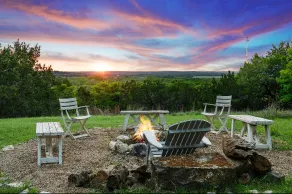 The Poppy House · 4BR Hilltop Farmhouse near Waco - Image 2