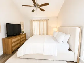 A Cozy & Modern Stay - Image 4
