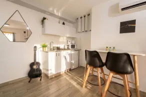 Stylish and quiet boutique unit with parking - By DayosHouse - Image 4