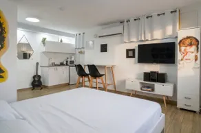 Stylish and quiet boutique unit with parking - By DayosHouse - Image 2