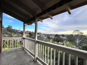 4BR Hills Retreat | City Views | 15min CBD - Image 4