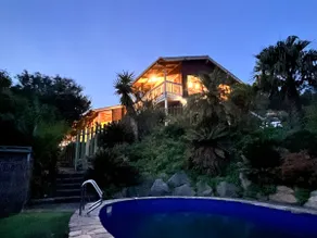 4BR Hills Retreat | City Views | 15min CBD - Image 2