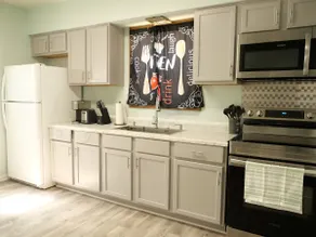 Bright 4-BR Kenosha Home • Sleeps 10 • Laundry - Image 4