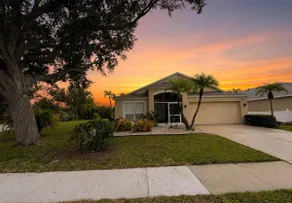 Modern Coastal Retreat Near Beaches, IMG Academy - Image 2