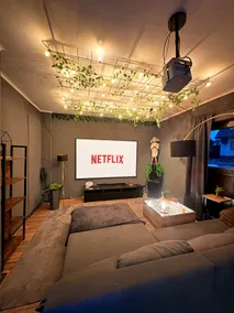 Sleeping in the pub – hot tub & home theater - Image 3