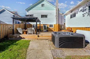 4-Bedroom Family Retreat Near Niagara Falls & Parking Included - Image 4
