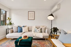 Charming Sunlit Terrace in Vibrant Newtown - Image 2