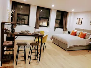 Market Haven Kingsize Studios Town Centre with Netflix, Business & Leisure travellers, multiple units available - Image 4
