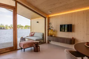 Waterfront lodge on the shore - Image 5