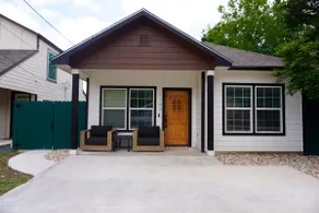 Stay just 5 minutes from downtown Lockhart! - Image 4