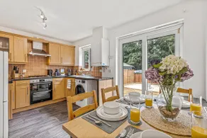 Contractor Base | Parking | 4 Beds | Fast Wi-Fi - Image 4