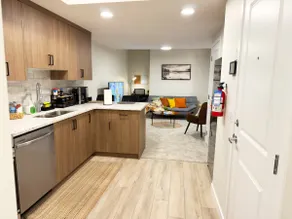 Luxury Private Suite, Near Calgary Airport - Image 2
