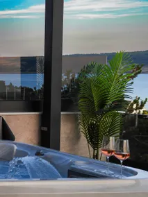 Vista Azura Apartment - Sea View & Private Jacuzzi - Image 2