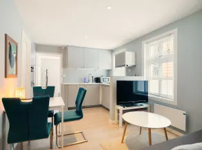 Cathedral & Square - City Centre - Sleeps 4 - WiFi - Image 5