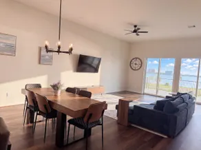Luxurious Lakefront Retreat at NASA Space & Kemah - Image 3
