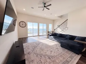 Luxurious Lakefront Retreat at NASA Space & Kemah - Image 2