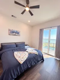 Luxurious Lakefront Retreat at NASA Space & Kemah - Image 5