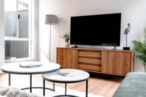 Luxe 4BR - Sleeps 8 - East Vic Park - Free Parking - Walk to Train - Image 5