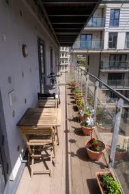 Central Woking 2-Bed 2-Bath Apartment, Free Allocated Parking, Fully Equipped Kitchen, Living Room, Fast WiFi & Station Nearby, GioStays - Image 5