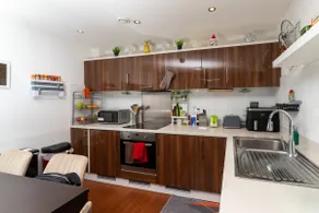 Central Woking 2-Bed 2-Bath Apartment, Free Allocated Parking, Fully Equipped Kitchen, Living Room, Fast WiFi & Station Nearby, GioStays - Image 4