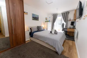 Central Woking 2-Bed 2-Bath Apartment, Free Allocated Parking, Fully Equipped Kitchen, Living Room, Fast WiFi & Station Nearby, GioStays - Image 3