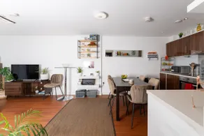 Central Woking 2-Bed 2-Bath Apartment, Free Allocated Parking, Fully Equipped Kitchen, Living Room, Fast WiFi & Station Nearby, GioStays - Image 2